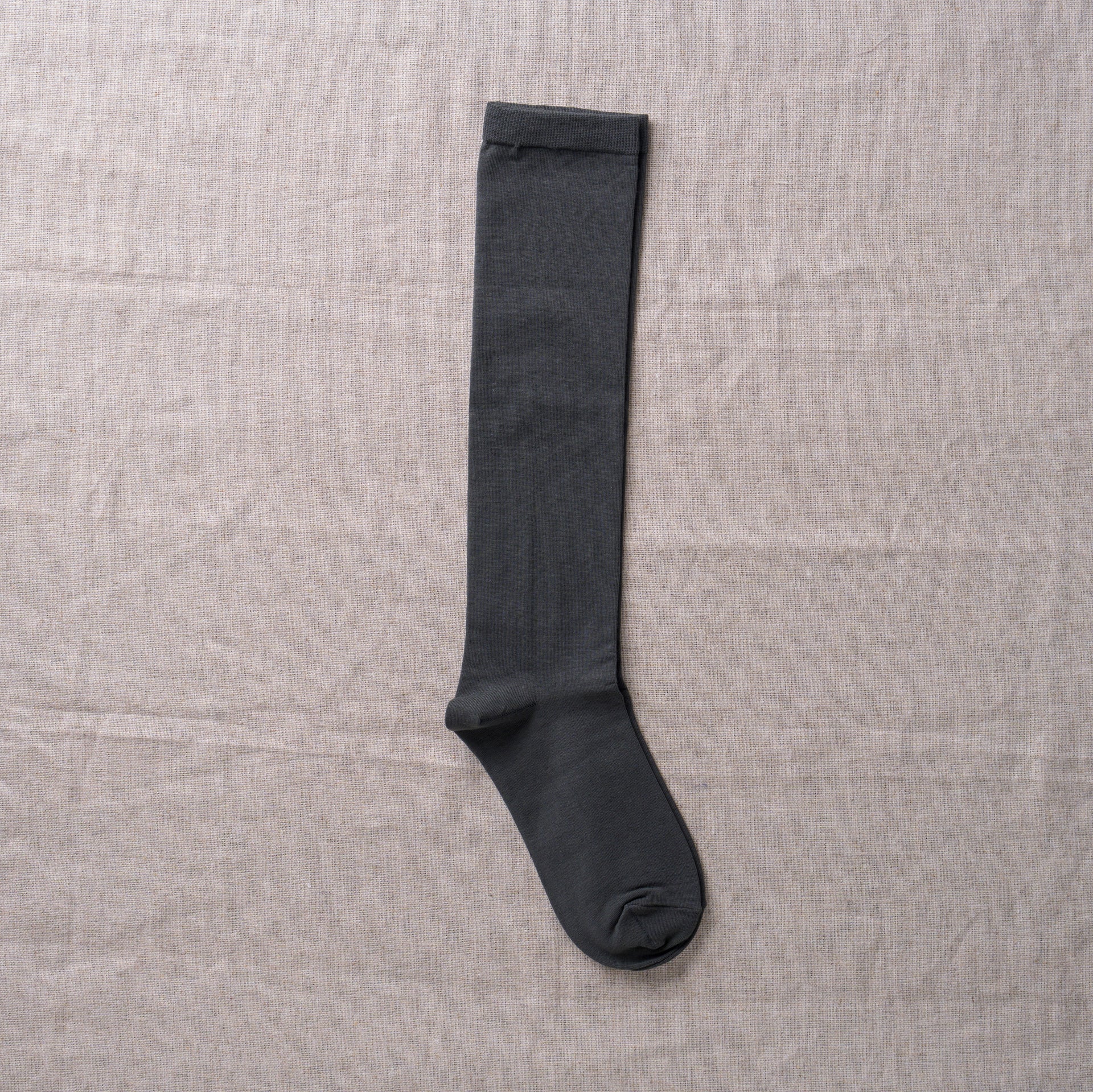 8-0034｜Gobako plain high socks