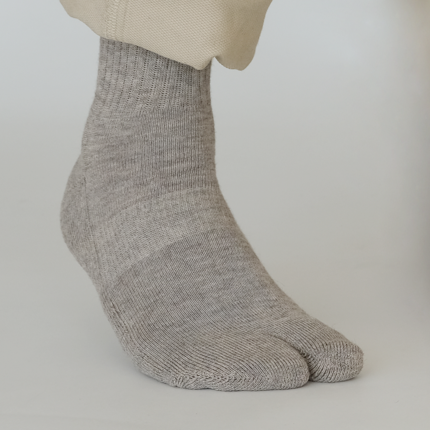 8-8244｜Supima x Yak tabi-shaped pile socks for directly managed stores